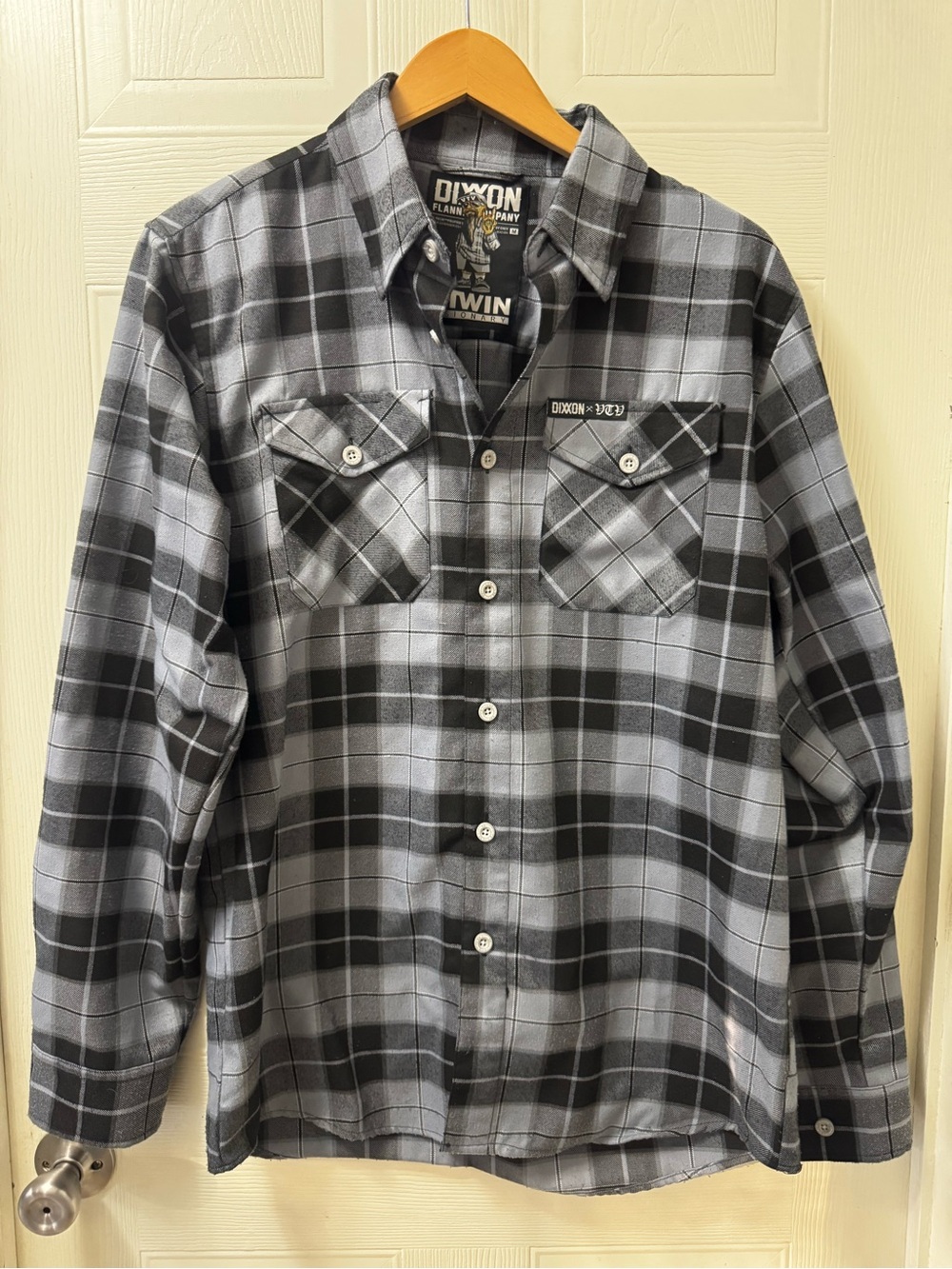DIXXON Black & Gray Plaid Long-Sleeve Button-Down Shirt